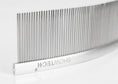 Last inn bildet i Gallery Viewer, Nærbilde av Show Tech Featherlight Swirl Combi Comb med lange avrundede tenner og lett aluminiumskonstruksjon for skånsom pelspleie.