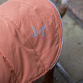 Last inn bildet i Gallery Viewer, Detalj av Wool Puffer hundedekken til dachs med vindavvisende ytterstoff