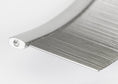 Last inn bildet i Gallery Viewer, Detaljbilde av Show Tech Featherlight Swirl Combi Comb som viser den buede aluminiumskonstruksjonen og de lange tennene for presis pelspleie.
