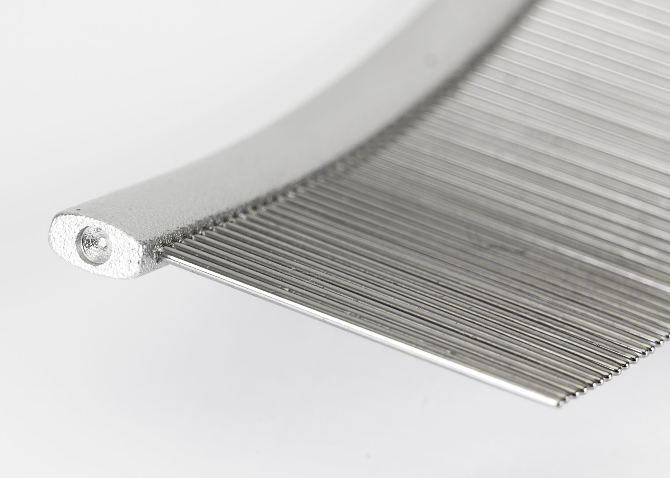 Detaljbilde av Show Tech Featherlight Swirl Combi Comb som viser den buede aluminiumskonstruksjonen og de lange tennene for presis pelspleie.