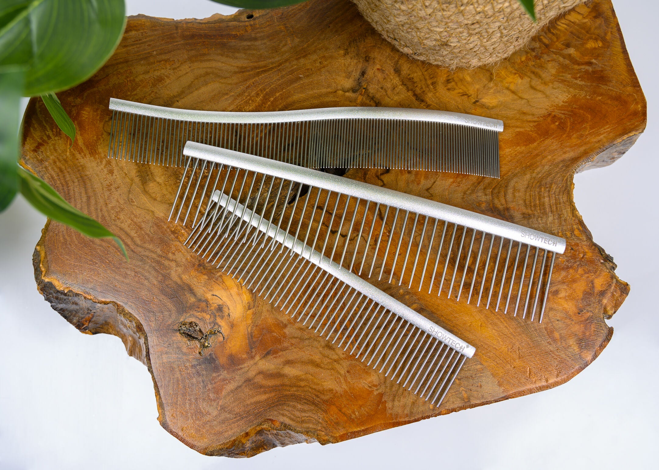 Show Tech Featherlight Swirl Combi Comb 25 cm vist sammen med andre Featherlight-kammer i serien.