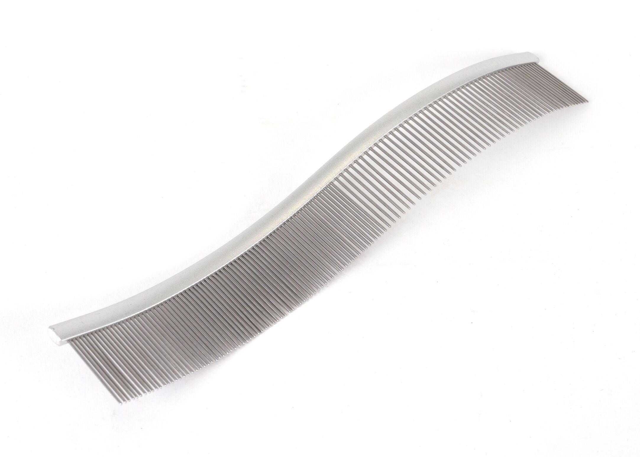Show Tech Featherlight Swirl Combi Comb 25 cm med buet rygg og lange tenner for presis gjennomkamning og profesjonell pelspleie.