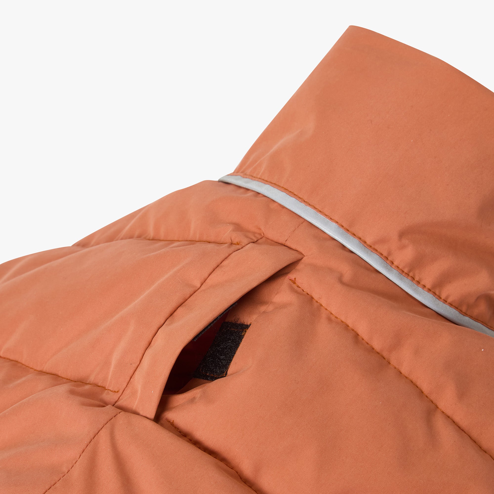 Hundedekken til dachs med åpning for sele på ryggen