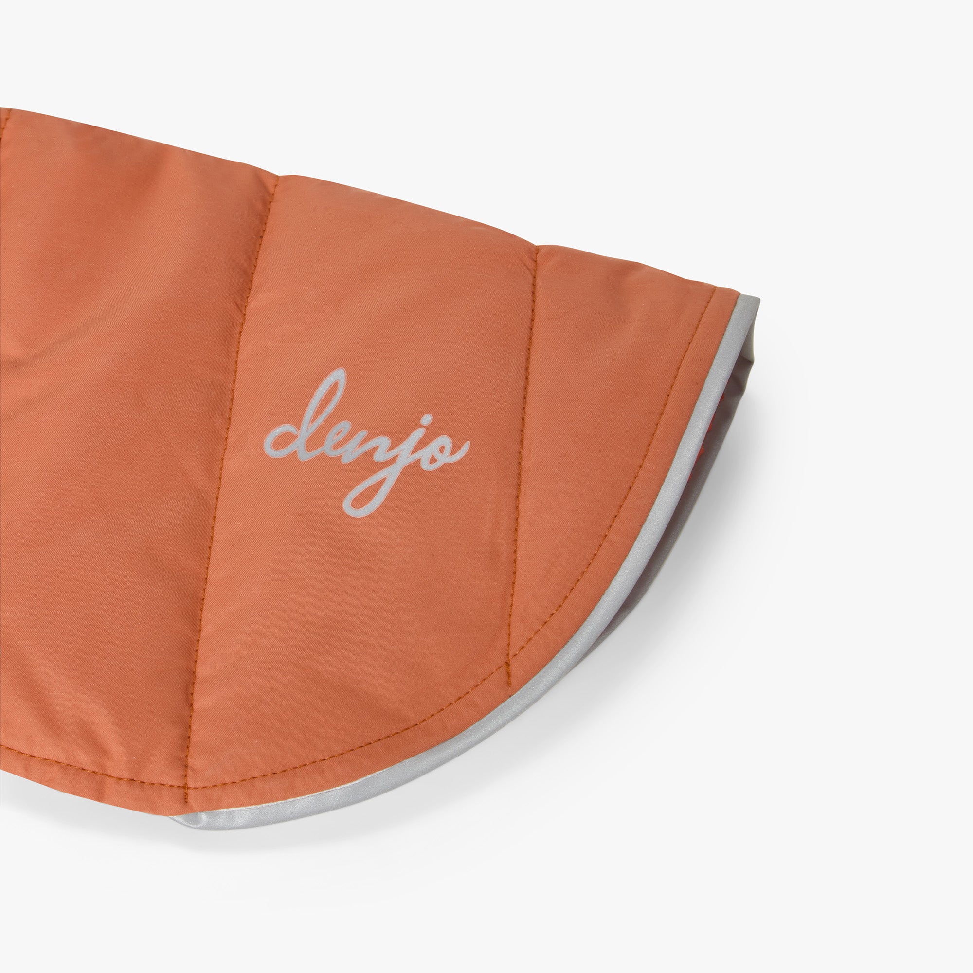 Detalj av Wool Puffer hundedekken til dachs med vindavvisende ytterstoff