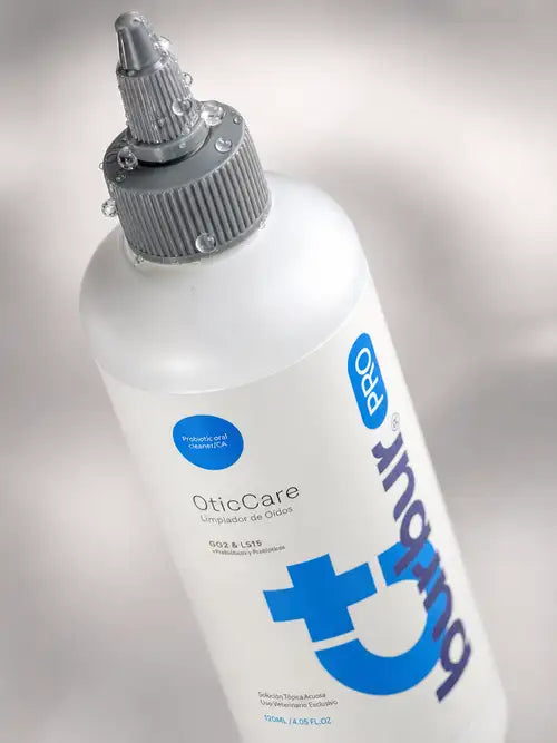 BurburPRO OticCare er en naturlig og profesjonell ørerens. Avbildet her med noen dråper på utsiden av flasken. 