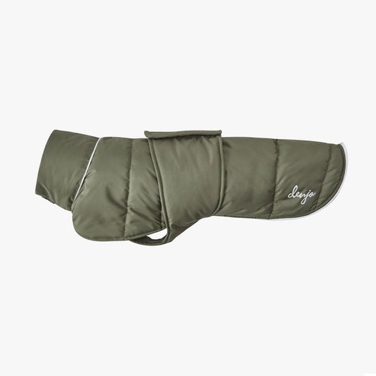 Dachs Wool Puffer hundedekken i olivenfarge, tilgjengelig hos WePet.no – Denjo Dogs