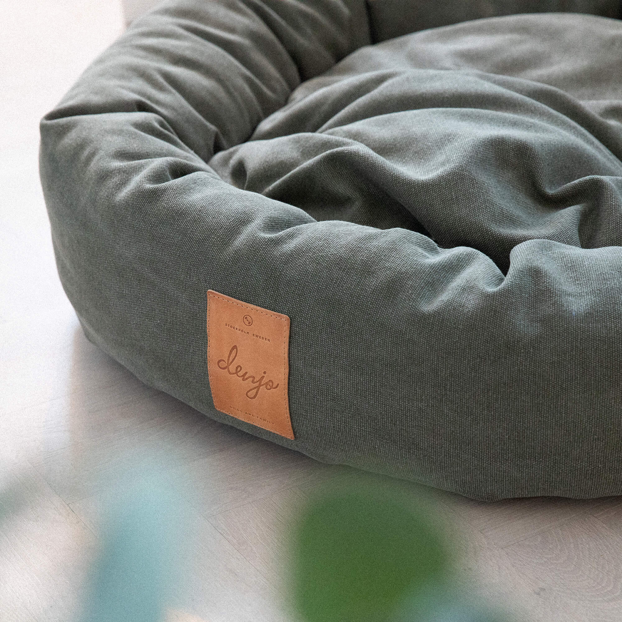 WePet.no Senger Hundeseng Classic Donut,  Desert Green med Lærdetalj – Denjo Dogs